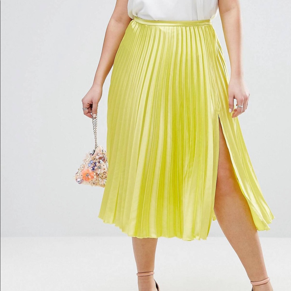 Pleated midi length skirt with split